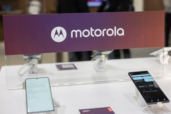 Google Introduces Moto Tag, First UWB Tracker for Find My Device Network