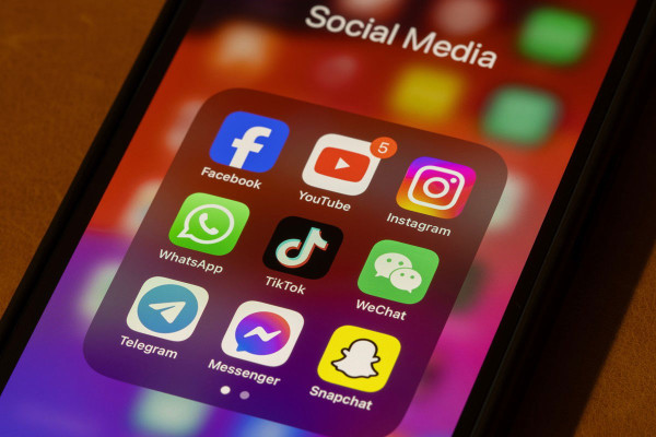 WhatsApp and Messenger Face Global Communication Outage