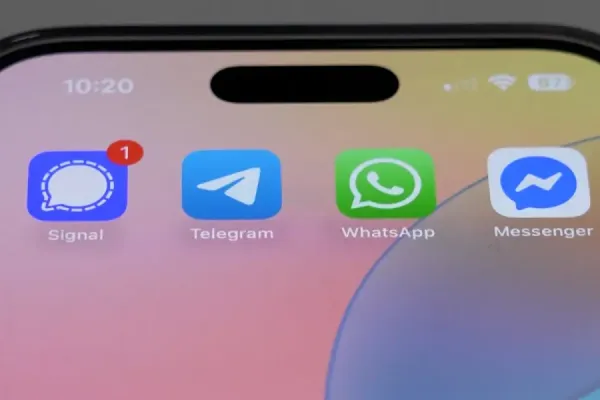 Signal vs WhatsApp: Privacy Implications Explored