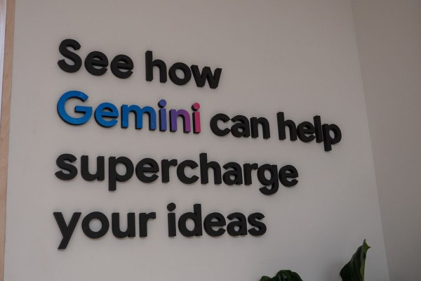 Google App Beta Introduces Gemini AI Extensions and Background Mode